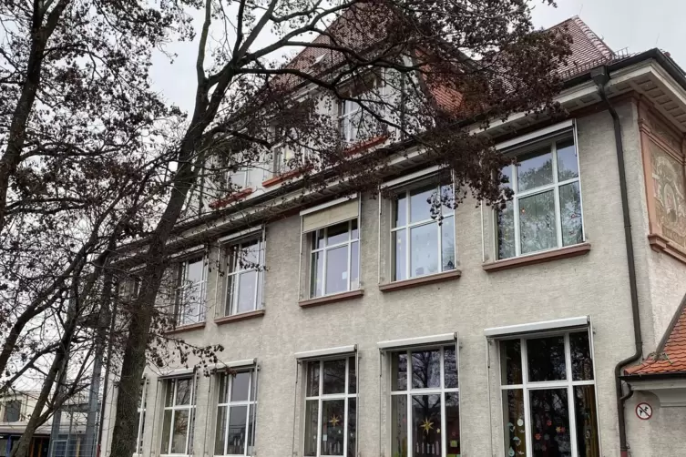 An der Mozartschule wurden mehrere Fenster beschädigt. 