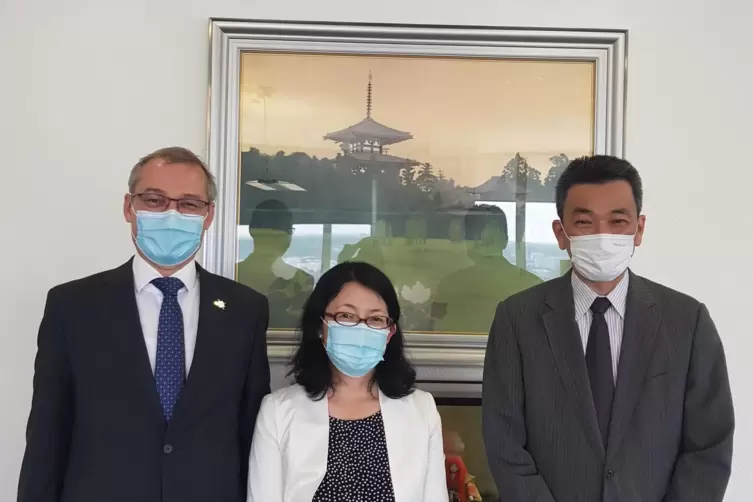 Von Generalkonsul Shinichi Asazuma (rechts) gewürdigt: Martin und Tomoko Moser. 