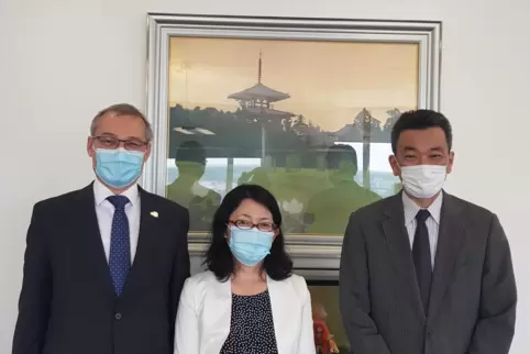 Von Generalkonsul Shinichi Asazuma (rechts) gewürdigt: Martin und Tomoko Moser. Von Generalkonsul Shinichi Asazuma (rechts) gewürdigt: Martin und Tomoko Moser.