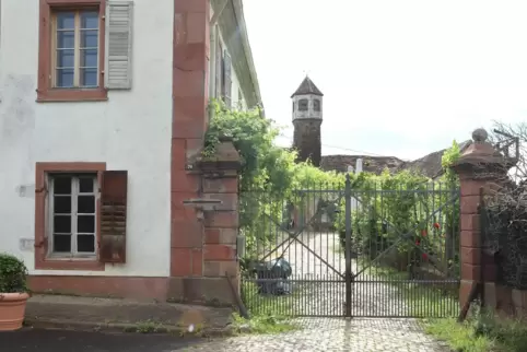 Zwei Investoren schmieden große Pläne, um das Kloster Heilsbruck mit neuem Leben zu füllen. Zwei Investoren schmieden große Pläne, um das Kloster Heilsbruck mit neuem Leben zu füllen.