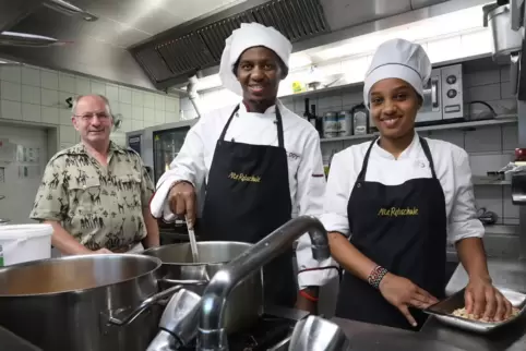 Stephan Hafen, Inhaber der Alten Rebschule in Rhodt, hat mehrere Kenianer als Angestellte gewinnen können. Thaddeus Kimanthi war Stephan Hafen, Inhaber der Alten Rebschule in Rhodt, hat mehrere Kenianer als Angestellte gewinnen können. Thaddeus Kimanthi war