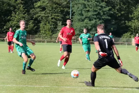Hammerauftakt: Gegen Berghausen (rot) hat Harthausen auch schon gespielt.