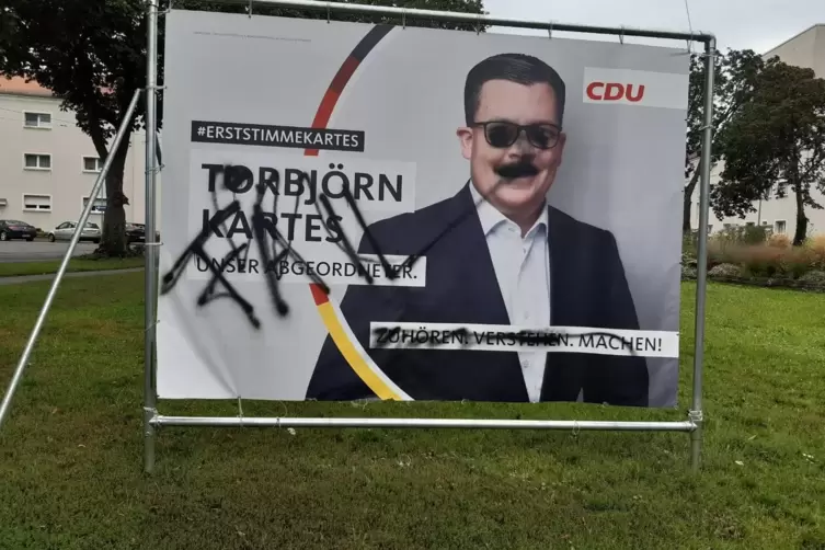 Schmierereien auf einem großformatigen CDU-Plakat mit Kandidat Torbjörn Kartes.