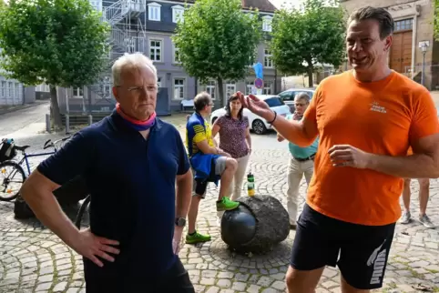 Thomas Lebkücher bei seinem Zwischenstopp in Kusel; links von ihm FWG-Kreistagsmitglied Olaf Radolak.