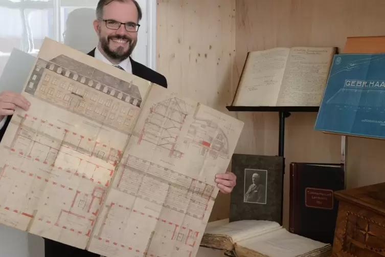 Bauplan, Zunftbuch, Fotoalben: Lars Mattil zeigt Schätze aus der Firmengeschichte.
