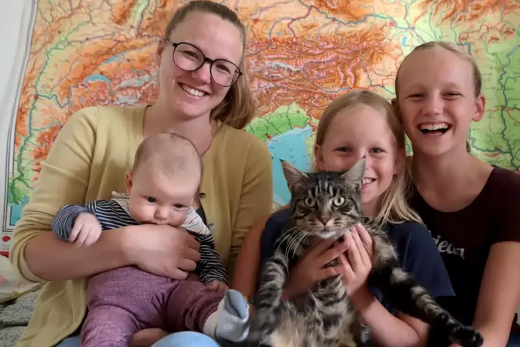 Heide, Baby Jule, Leni und Frieda Sasse (von links) sind einfach nur glücklich, dass Kater Muck daheim ist. 