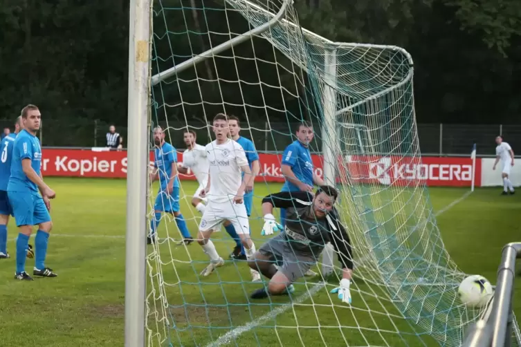 Das 2:0 für Hauenstein: Der Ball landet nach einer Ecke direkt im Tor von Hinterweidenthals Keeper JonasJung.