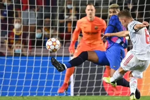 Münchens Mittelfeldspieler Joshua Kimmich schießt aufs Tor von Barcelona.