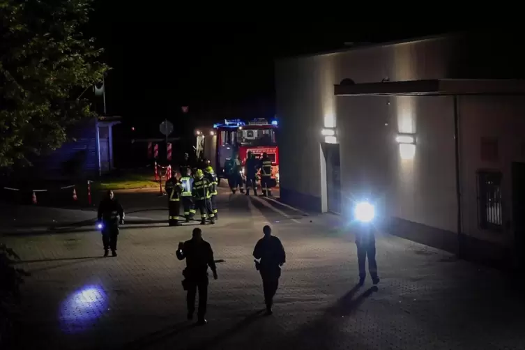 Mit Taschenlampen suchten Polizeibeamte in der Nacht das Areal um das Impfzentrum in Treuen nach Spuren ab. 