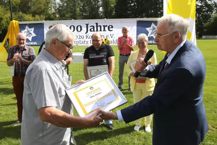 Hans-Dieter Drewitz (rechts) gratuliert Otto Müller.