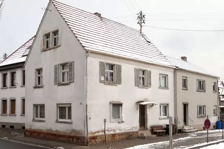 30.000 Euro hat die Versicherung dieses alten Hauses vis a vis des Rathauses zugesichert. Die Aufnahme entstand bereits im Winte