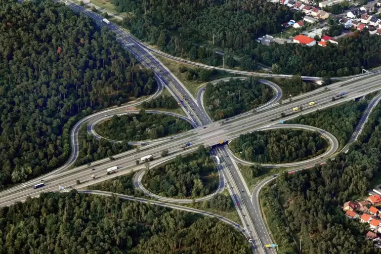 Zwischen dem Autobahnkreuz Speyer (unser Bild) und Schifferstadt wird in den nächsten Monaten saniert. 