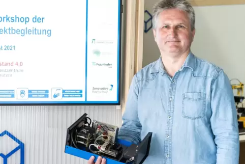 Mit dem Prototyp des neuen Computers: Vesatec-Chef Mario Hofmann. Mit dem Prototyp des neuen Computers: Vesatec-Chef Mario Hofmann.