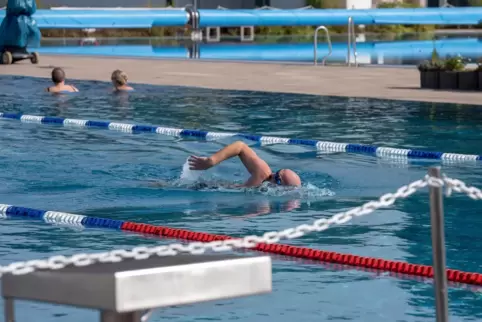 Es gibt noch Schwimmer, die den bisher goldenen Spätsommer nutzen, um im Badepark Bellheim ihre Bahnen zu ziehen. 