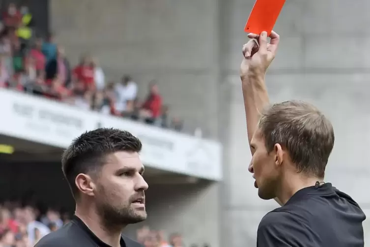 Rot für Florian Dick (links) von Schiedsrichter Florian Heft im Derby gegen den SV Waldhof. 