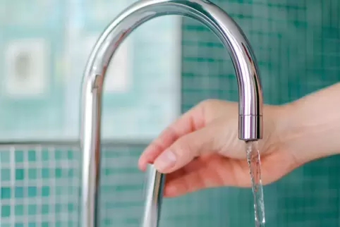 „Einmal bitte überall den Wasserhahn aufdrehen!“ Mit dieser Aufforderung lenkte der angebliche Wasserwerker die Senioren ab, sod