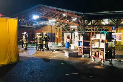 Sechs Stunden im nächtlichen Großeinsatz im Badepark: Feuerwehr, DRK und Polizei. 