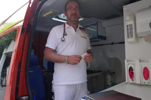 Tierarzt Mathias Beyer im Einsatzfahrzeug der Tierrettung. 