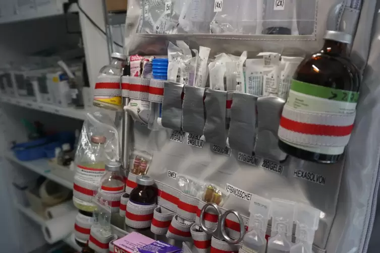 Der Notfallkoffer wiegt immerhin 17 Kilogramm und enth&auml;lt alle n&ouml;tigen Medikamente.