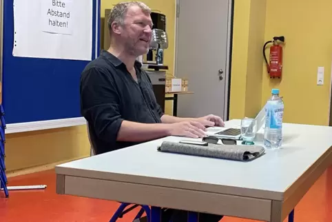 Andreas Maier las vor Schülern des Deutsch-Leistungskurses aus bislang unveröffentlichten Texten. 