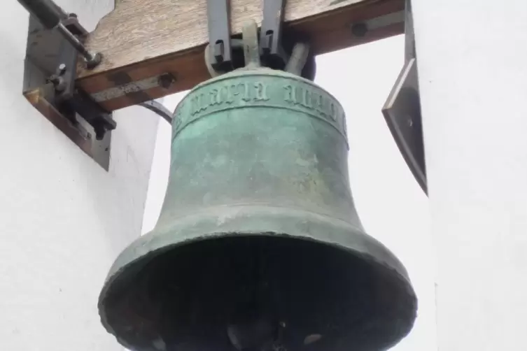 Hoher, harter Ton: die kleine Glocke der evangelischen Gemeinde Neuhermsheim.