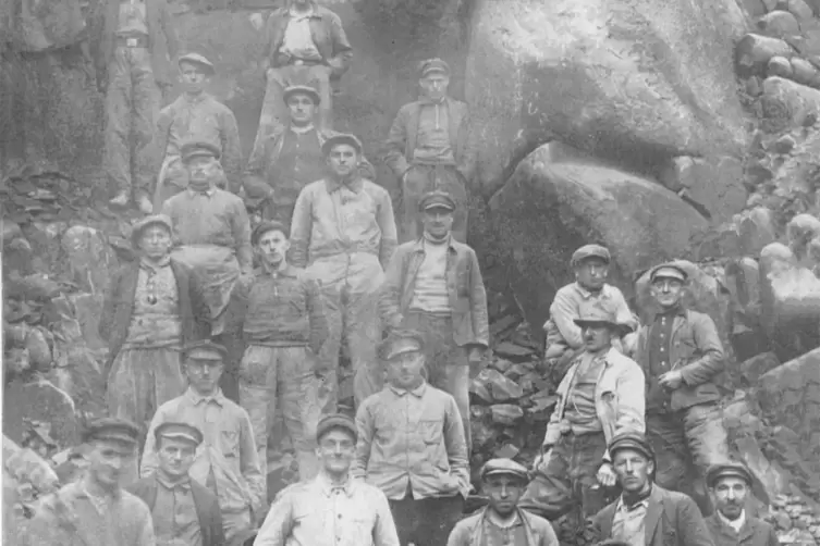Arbeiter im Steinbruch Pfeffelbach in den 20er Jahren. 