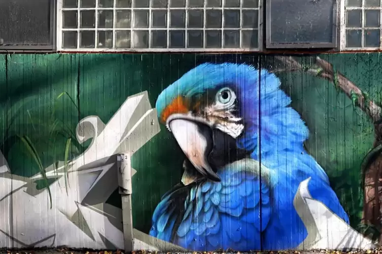Farben, Formen und blaue Vögel zeichnen die Werke der Künstlergruppe Bluebird aus. 