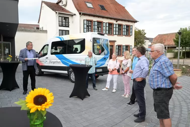Feier zur Inbetriebnahme: Römerbergs Ortsbürgermeister Matthias Hoffmann (links) mit Gästen und neuem Bürgerbus vor dem Zehnthau