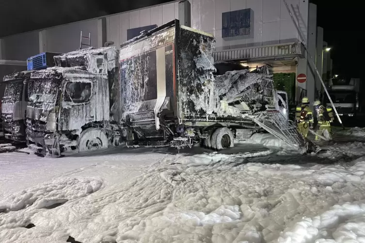 Zwei Lastwagen sind in Flammen aufgegangen.