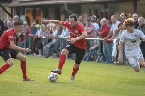 Die Billigheimer (von links) Alexander Port und Marcel Thiede passen auf, Aaron Schmidt spekuliert.