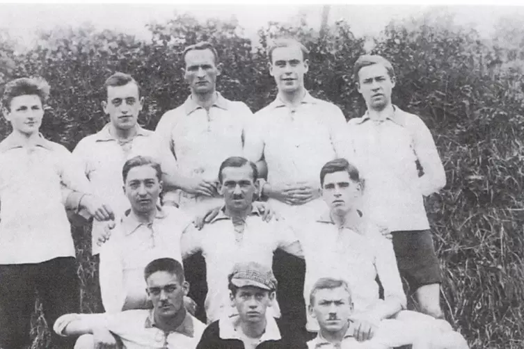 Die erste Mannschaft der Spielvereinigung Edenkoben auf einem Foto der 1920er-Jahre. 