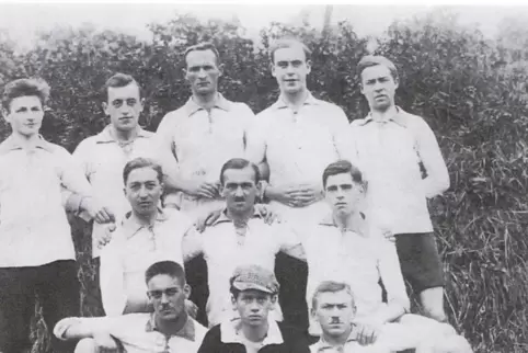 Die erste Mannschaft der Spielvereinigung Edenkoben auf einem Foto der 1920er-Jahre. 