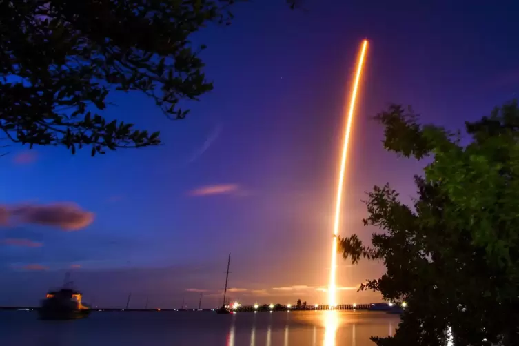 Eine SpaceX Falcon 9 Rakete mit vier Privatpersonen an Bord hebt von der Rampe 39A des Kennedy Space Centers ab. 