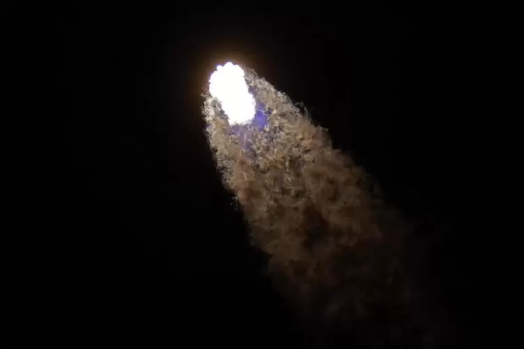 Eine SpaceX Falcon 9 Rakete mit vier Privatpersonen an Bord hebt von der Rampe 39A des Kennedy Space Centers ab. 