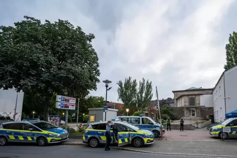 Polizeifahrzeuge stehen vor der Synagoge in Hagen. 