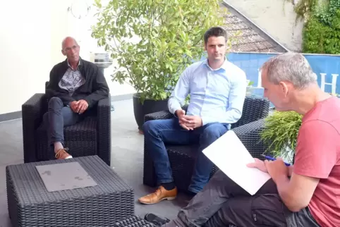 Erich Rose (links), beim Diakoniewerk Zoar für die Abteilung Altenhilfe zuständig, und der Leiter der Finanzabteilung Yves Schmi Erich Rose (links), beim Diakoniewerk Zoar für die Abteilung Altenhilfe zuständig, und der Leiter der Finanzabteilung Yves Schmi