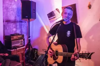 Indie, Alternative Rock oder Folk: Der kanadische Liedermacher Morgan Finlay kommt wieder mal in den Salon Schmitt.