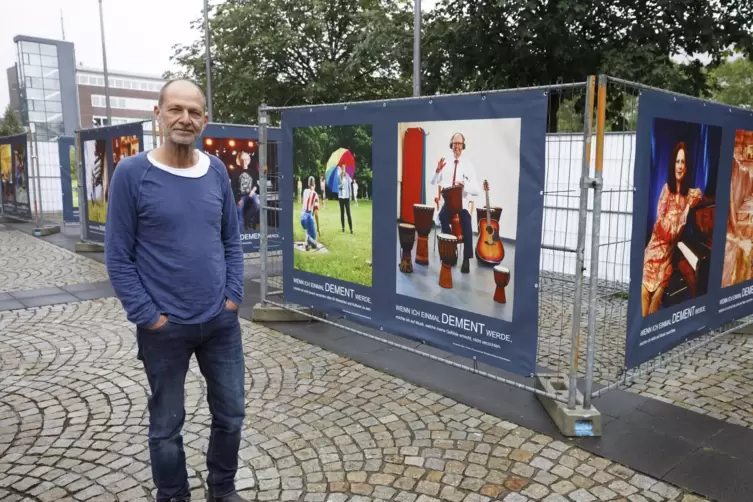 Fotok&uuml;nstler Thomas Brenner &minus; hier vor seiner aktuellen Installstion vor dem Pfalztheater &minus; stellt demn&auml;chst in der Fruchthalle 