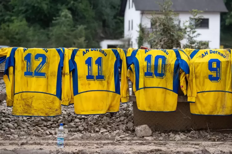 Die Trikots der Altherren-Fußballmannschaft in Dernau haben Helfer aus einem überfluteten Keller geholt und auf einen Zaun gehän