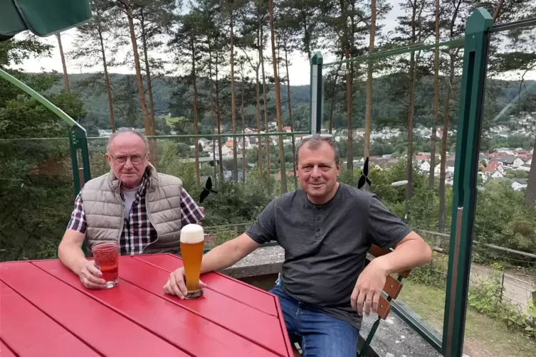 Auf der Terrasse des Hilschberghauses: Der PWV Rodalben geht mit Günter Breiner (links) und Hans-Jürgen Michel optimistisch in d