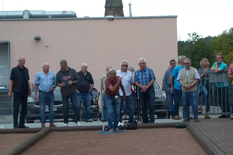 Die VT Contwig weihte zwei neue, selbst gebaute Boulepl&auml;tze an der VT-Turnhalle ein. 