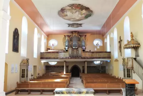 In neuem alten Glanz: Die Decke von St. Remigius hing vor der Sanierung förmlich am seidenen Faden. Jetzt, viele Arbeitsstunden 