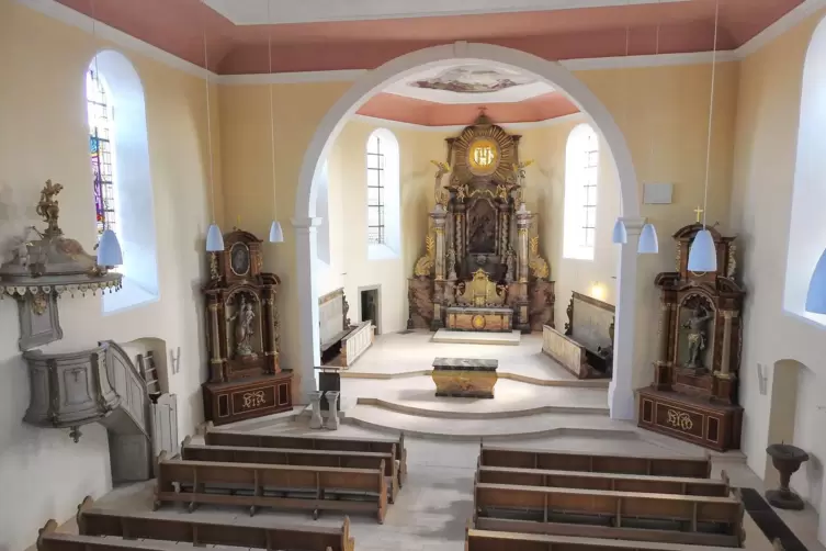 Die Alt&auml;re aus dem 18. Jahrhundert waren w&auml;hrend der Arbeiten ebenso wie die Orgel durch Verschalungen gesch&uuml;tzt.