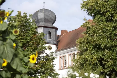 Blick auf die Grundschule im Ort: In Schopp dürfen nach derzeitigem Stand 1190 Wahlberechtigte eine neue Ortschefin oder einen n
