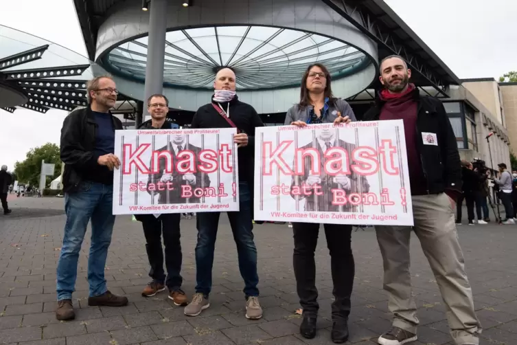  Ein Team der VW-Belegschaft demonstrierte mit einem Plakat „Knast statt Boni“ vor Prozessbeginn vor der Stadthalle Braunschweig