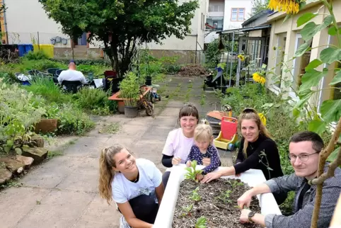 Die Zweibrücker Stadtgärtnerinnen bewirtschaften in der Gabelsbergerstraße einen Innenstadtgarten (von links): Ina Stenger, Yann