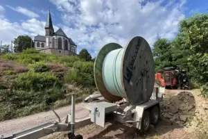 Die Baustelle für den Glasfaserausbau an der Trifelsblick war bereits eingerichtet. Die Baustelle für den Glasfaserausbau an der Trifelsblick war bereits eingerichtet.