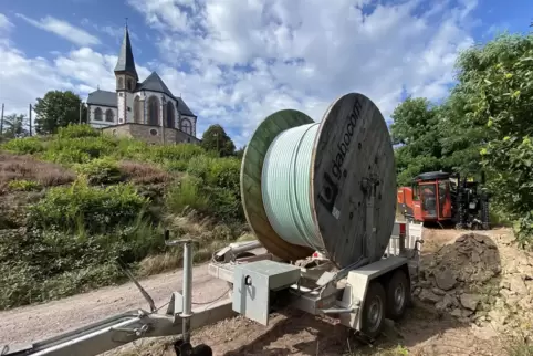 Die Baustelle für den Glasfaserausbau an der Trifelsblick war bereits eingerichtet. Die Baustelle für den Glasfaserausbau an der Trifelsblick war bereits eingerichtet.