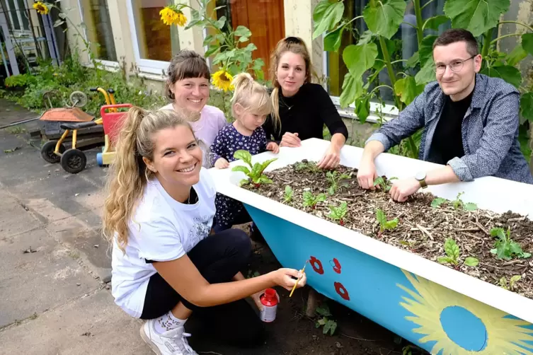 Die Zweibr&uuml;cker Stadtg&auml;rtnerinnen bewirtschaften in der Gabelsbergerstra&szlig;e einen Innenstadtgarten (von links): Ina Stenger, Yann
