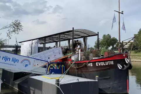 Am Neckarstrand vor Anker: Die MS Evolutie hat Kunst an Bord. Am Neckarstrand vor Anker: Die MS Evolutie hat Kunst an Bord.